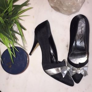 Cute Black Pumps with Gold Bow